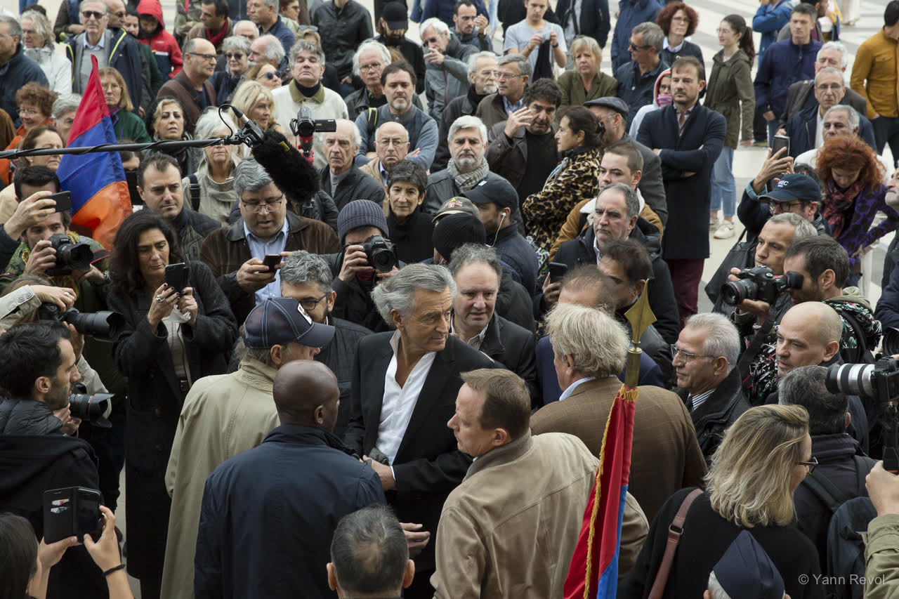 Bernard-Henri Lévy parmi la foule lors du rassemblement « Non à l’abandon des Kurdes face à Erdogan » au Trocadéro.