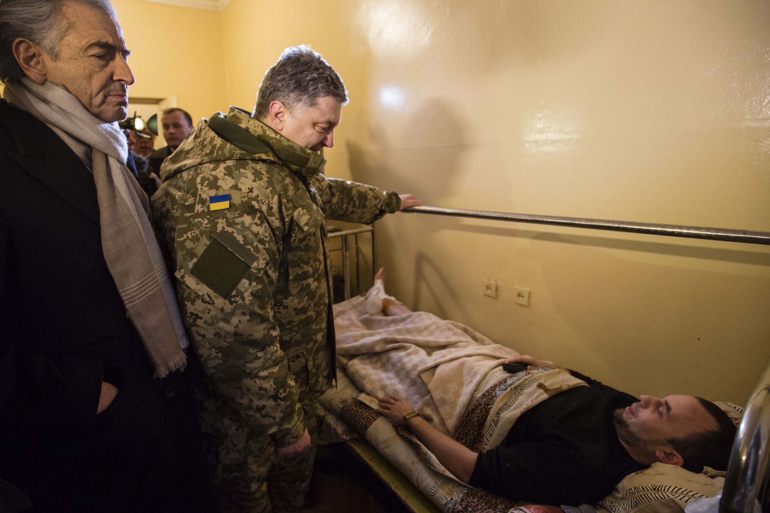 Bernard-Henri Lévy et Petro Porochenko, à l'hôpital de Kramatorsk, au chevet d'un blessé dans son lit d'hôpital.