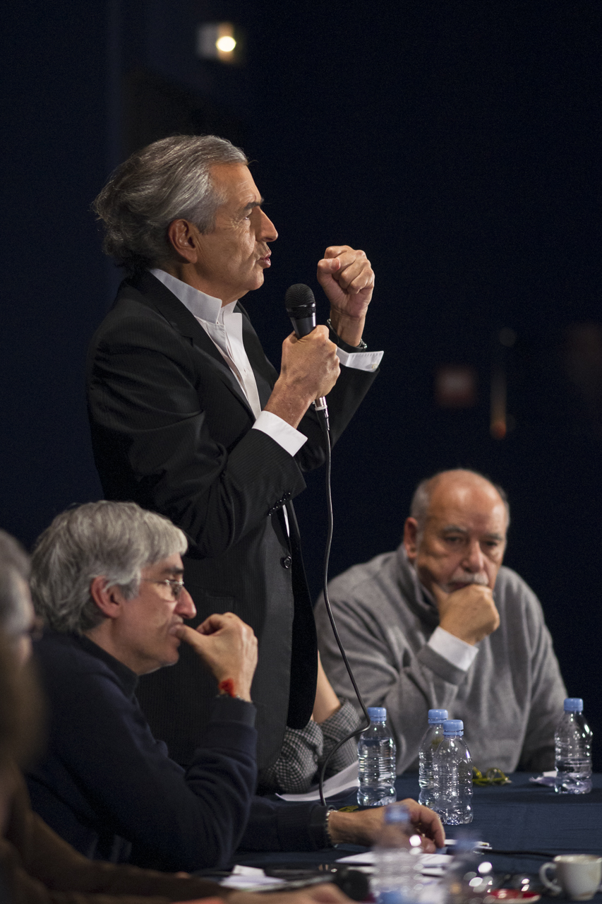 Maurice Szafran assis, Bernard-Henri Lévy qui est debout et parle dans un micro, et Tahar Ben Jelloun assis.