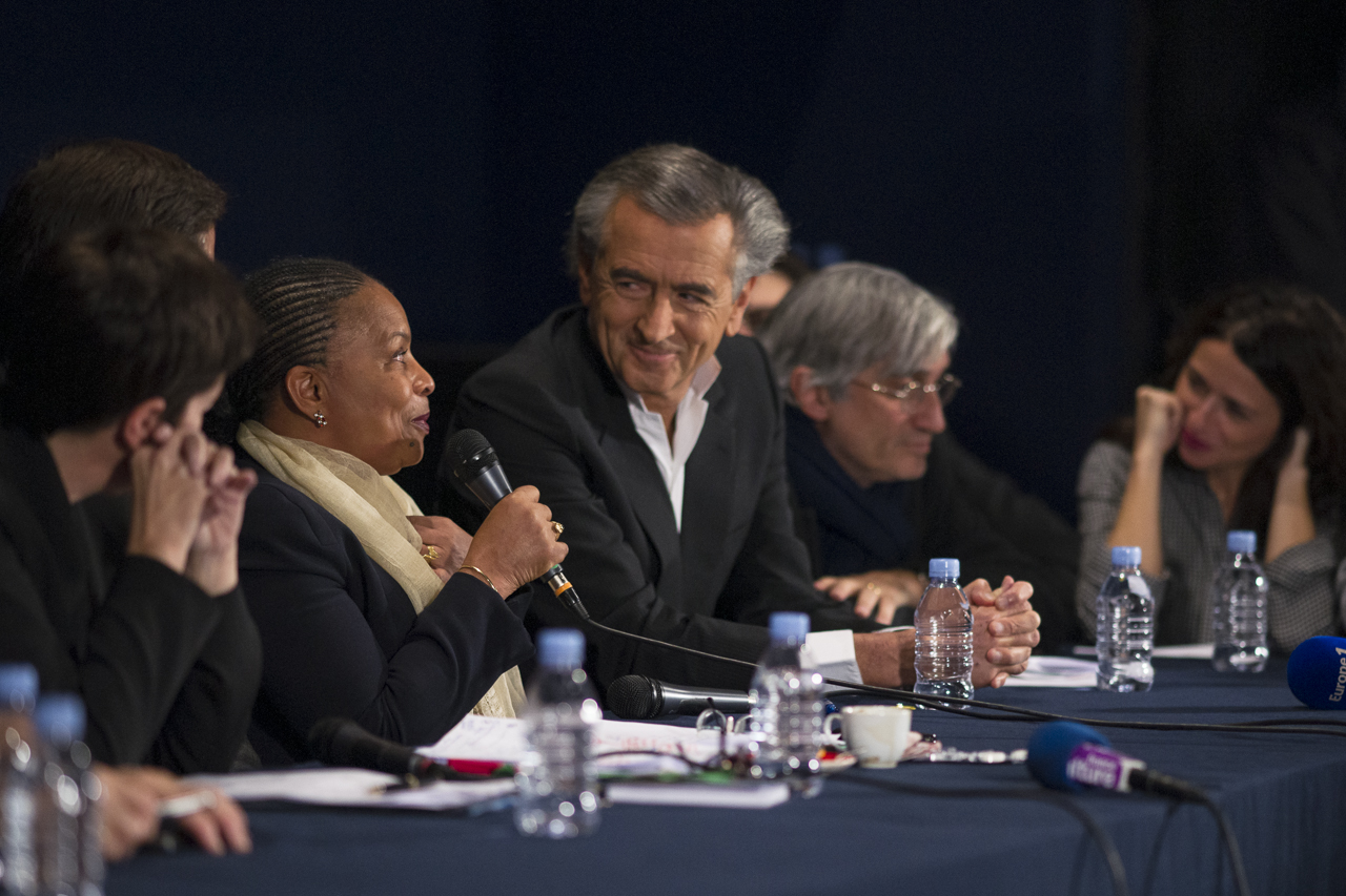 Christine Angot, Christiane Taubira, Bernard-Henri Lévy, Maurice Szafran et Karine Tuil sont tous assis derrière une table avec des micros.
