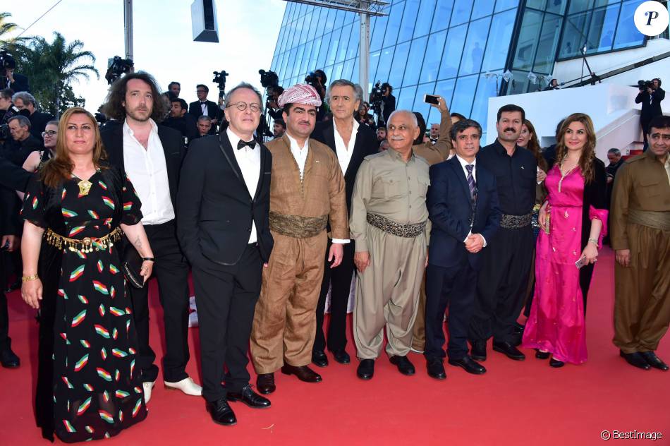 Bernard-Henri Lévy et son équipe sur la tapis rouge du festival de Cannes.