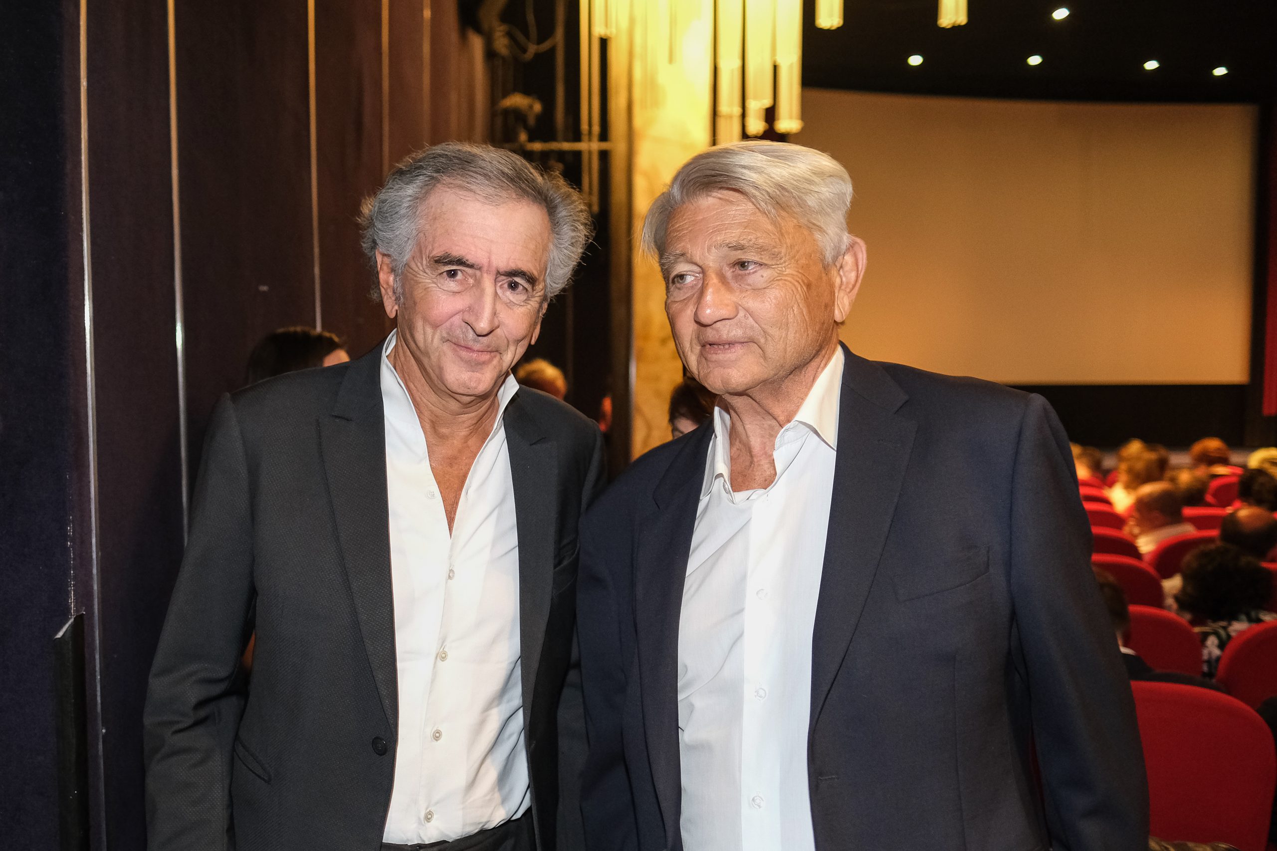 Bernard-Henri Lévy et Alain Madelin dans une salle de cinéma.