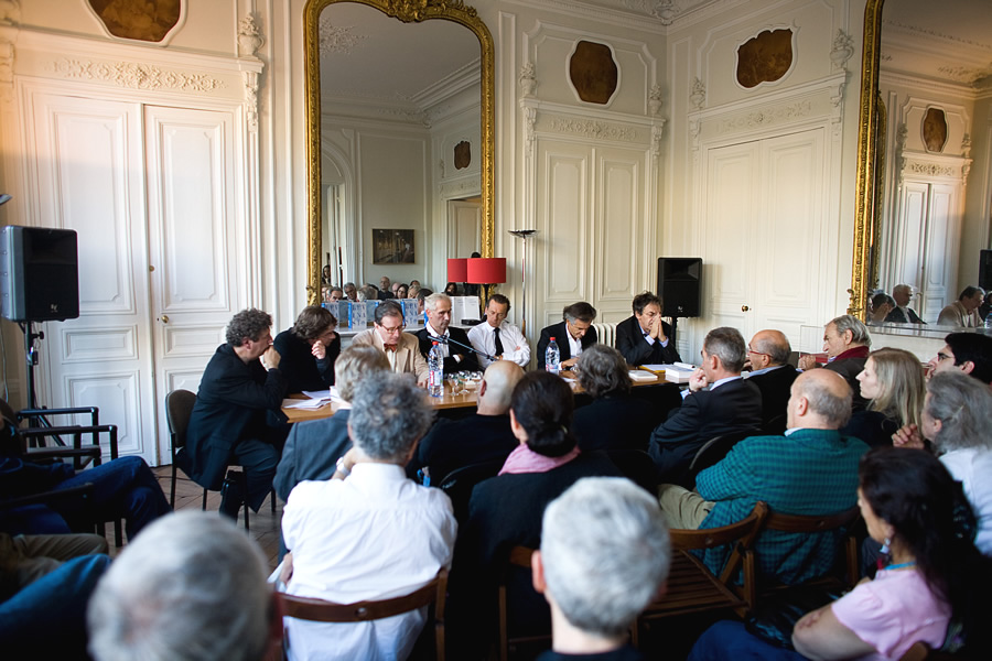 Michaël Levinas, Jean-Luc Marion, Rodolphe Calin, Olivier Corpet, Alain Finkielkraut, Olivier Nora et Bernard-Henri Lévy, donnent une conférence.