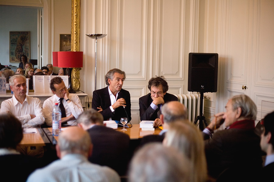 Bernard-Henri Lévy prend la parole et évoque Lévinas, entouré d'Olivier Corpet, Olivier Nora et Alain Finkielkraut.