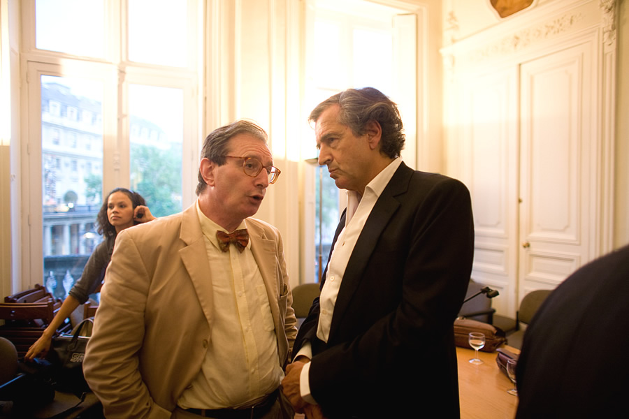 Jean-Luc Marion parle avec Bernard-Henri Lévy.