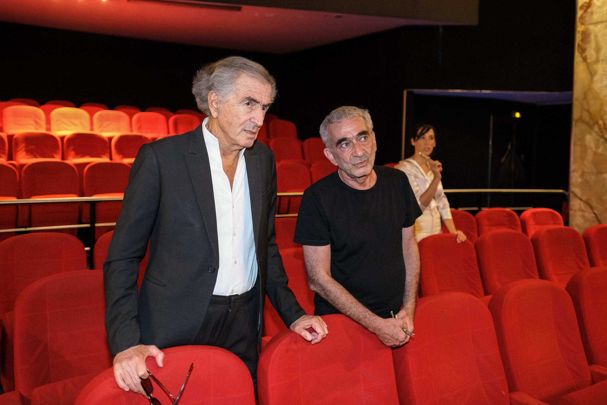 Bernard-Henri Lévy avant la projection de son film « Pourquoi l'Ukraine », au Cinéma Le Balzac, parle avec le projectionniste