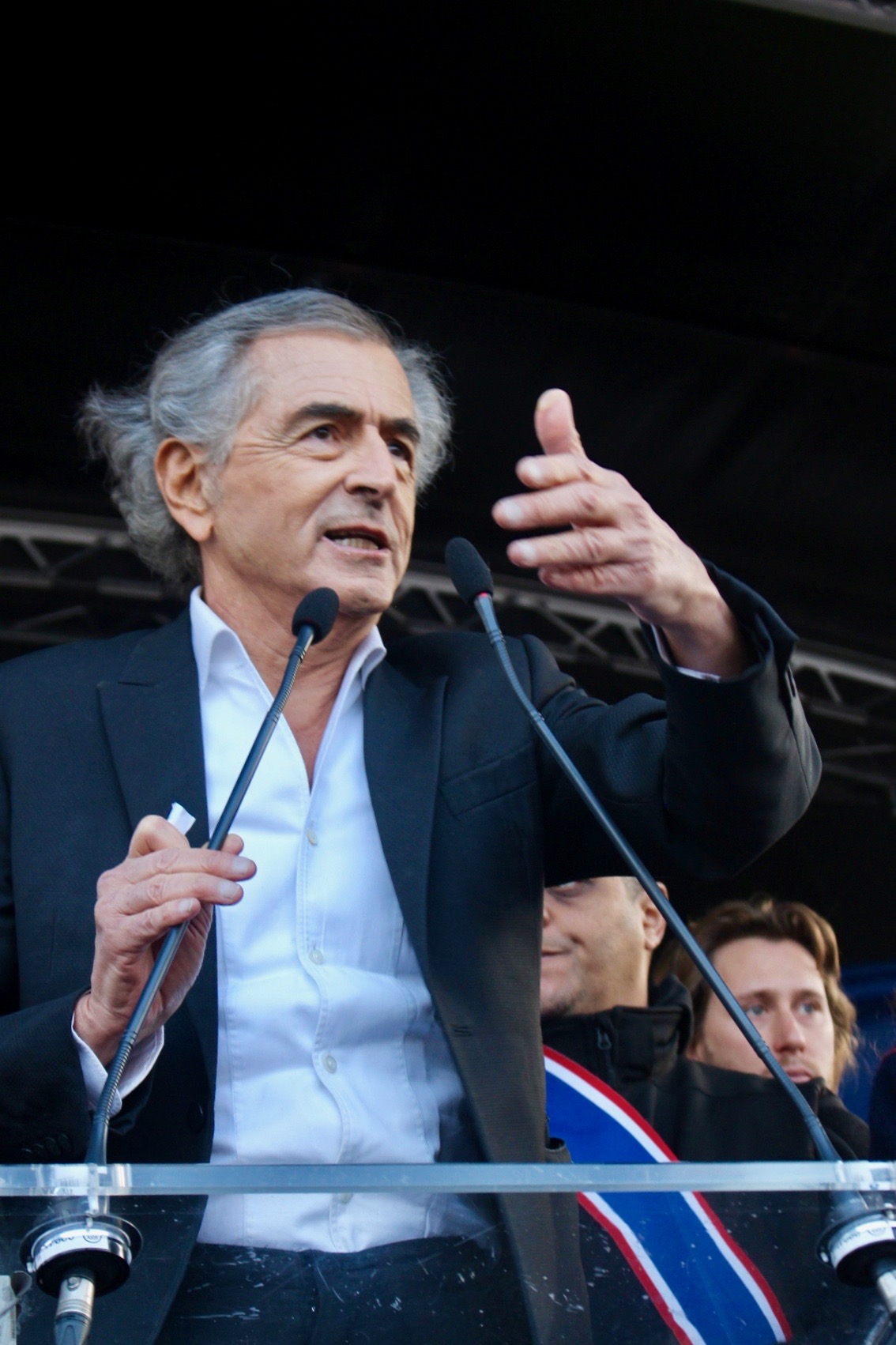 Bernard-Henri Lévy prononce un discours place de la Bastille.