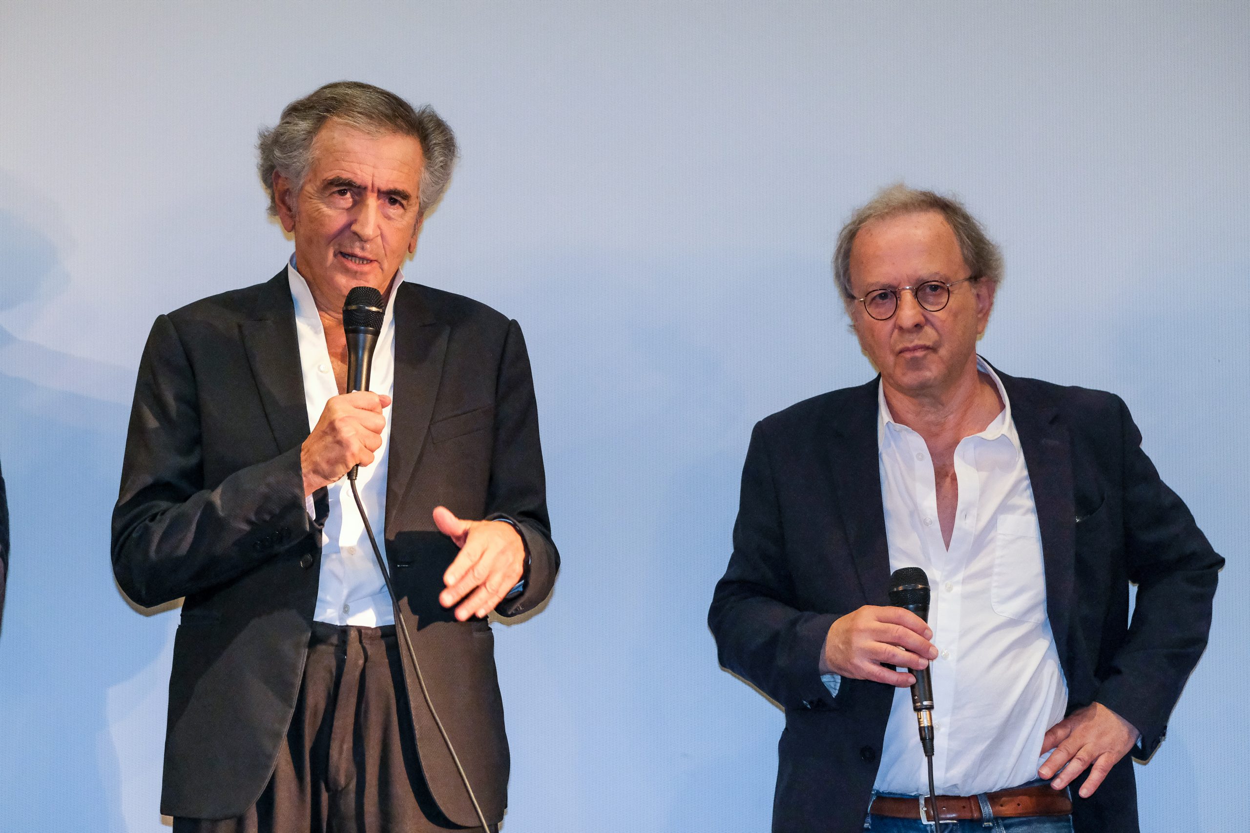 Bernard-Henri Lévy et François Margolin parlent devant un écran