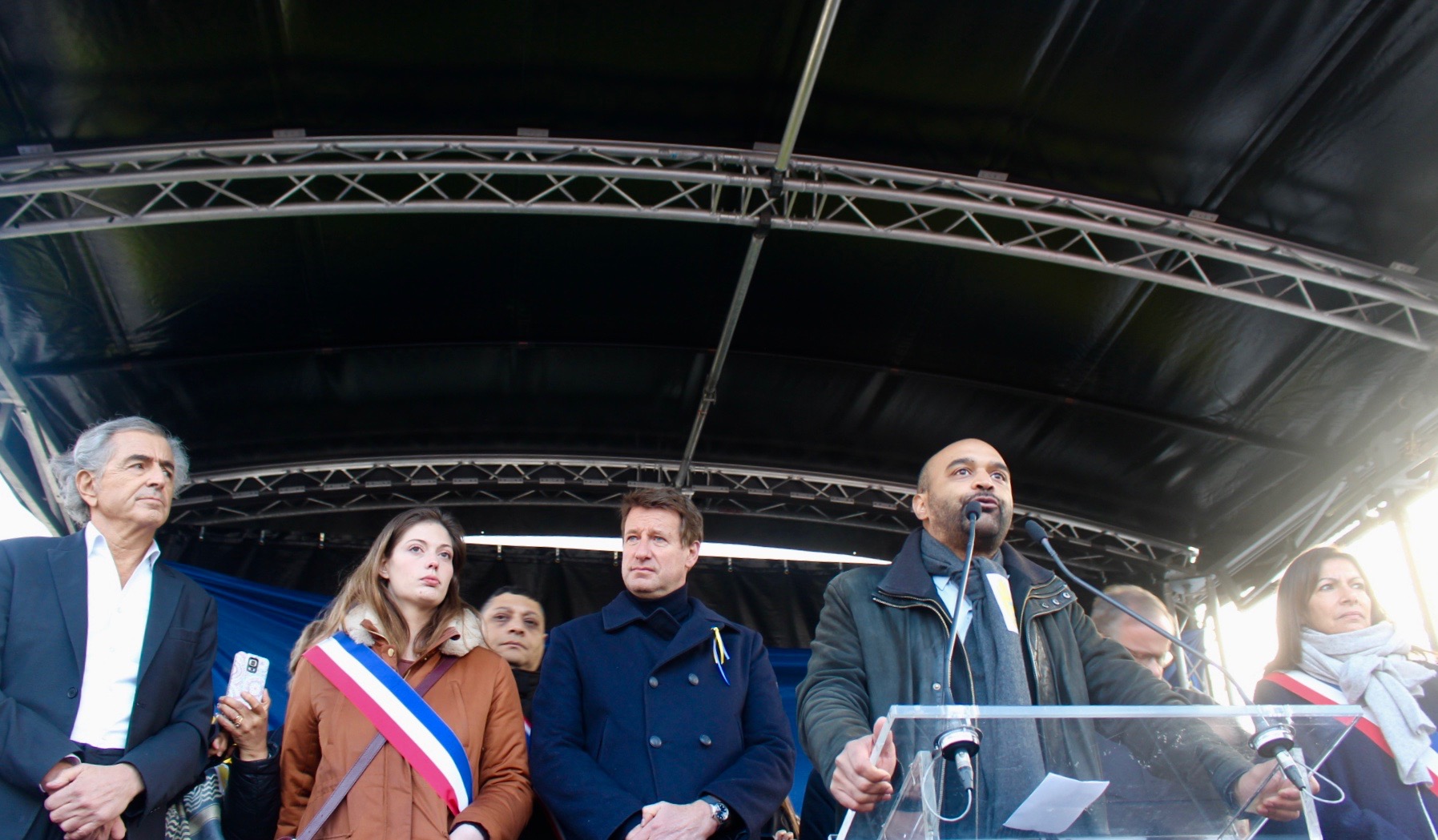 Dominique Sopo, président de SOS Racisme, prend la parole. À ses côtés : Bernard-Henri Lévy, Yannick Jadot, Anne Hidalgo.