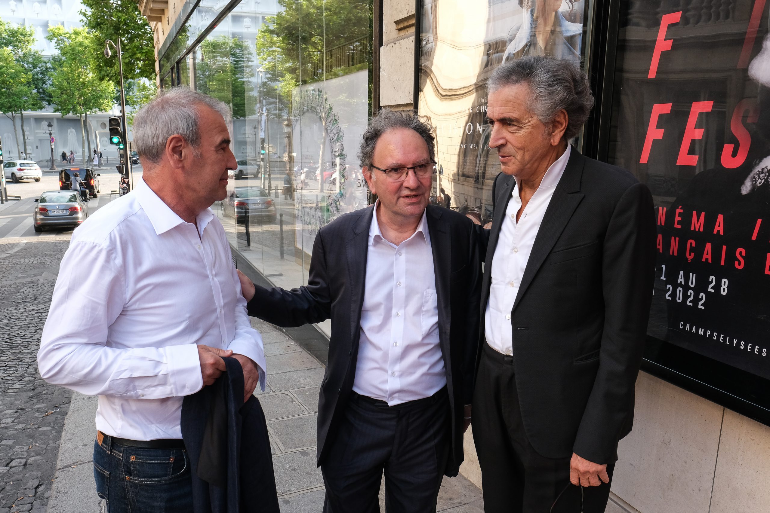 Marc Roussel, Ara Toranian et Bernard-Henri Lévy parlent devant le cinéma Le Balzac