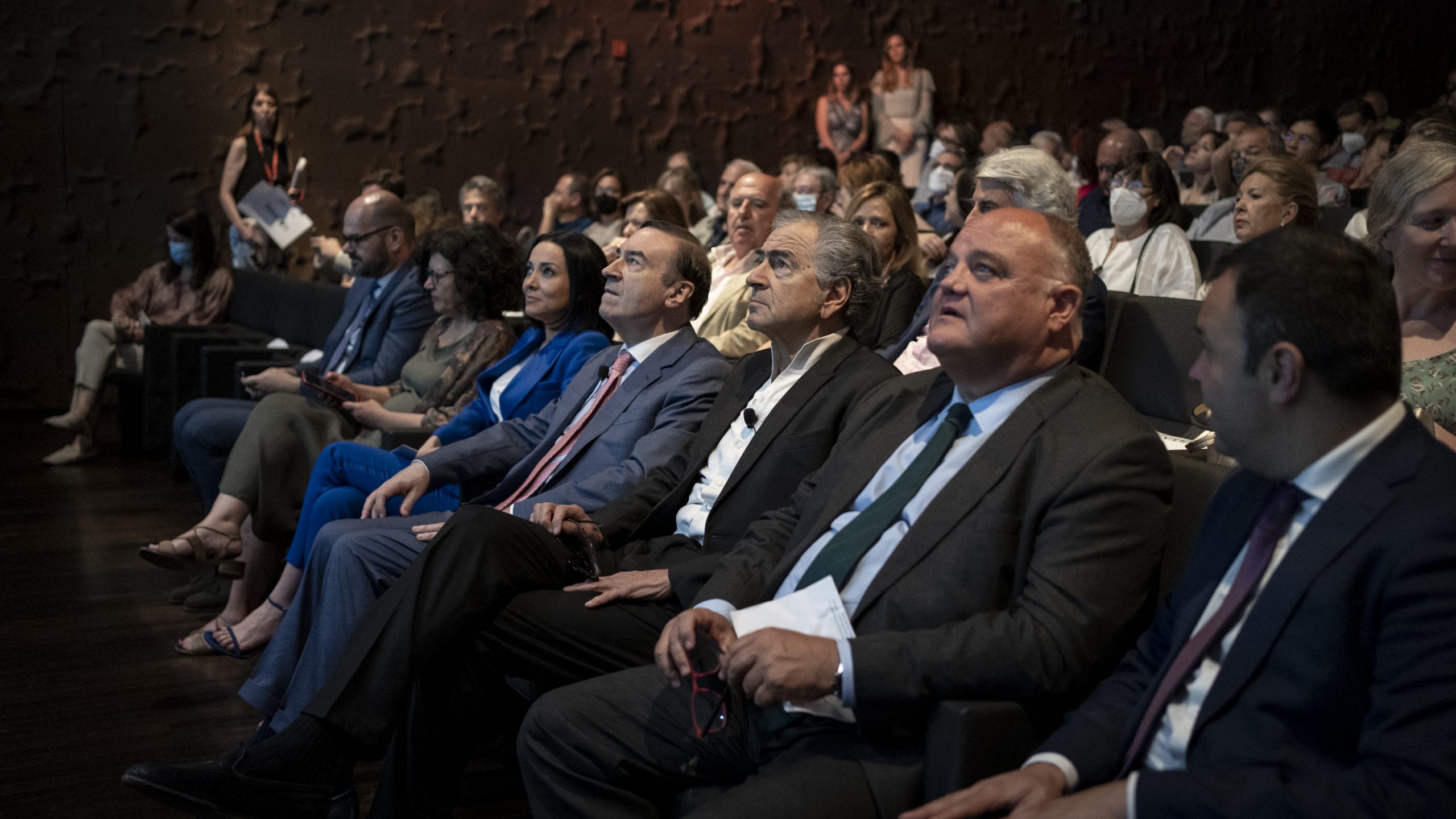 De gauche à droite : Cruz Sánchez de Lara, Pedro J. Ramírez, Bernard-Henri Lévy et Sergi Loughney, lors de la projection du film de BHL « Une autre idée du monde ».