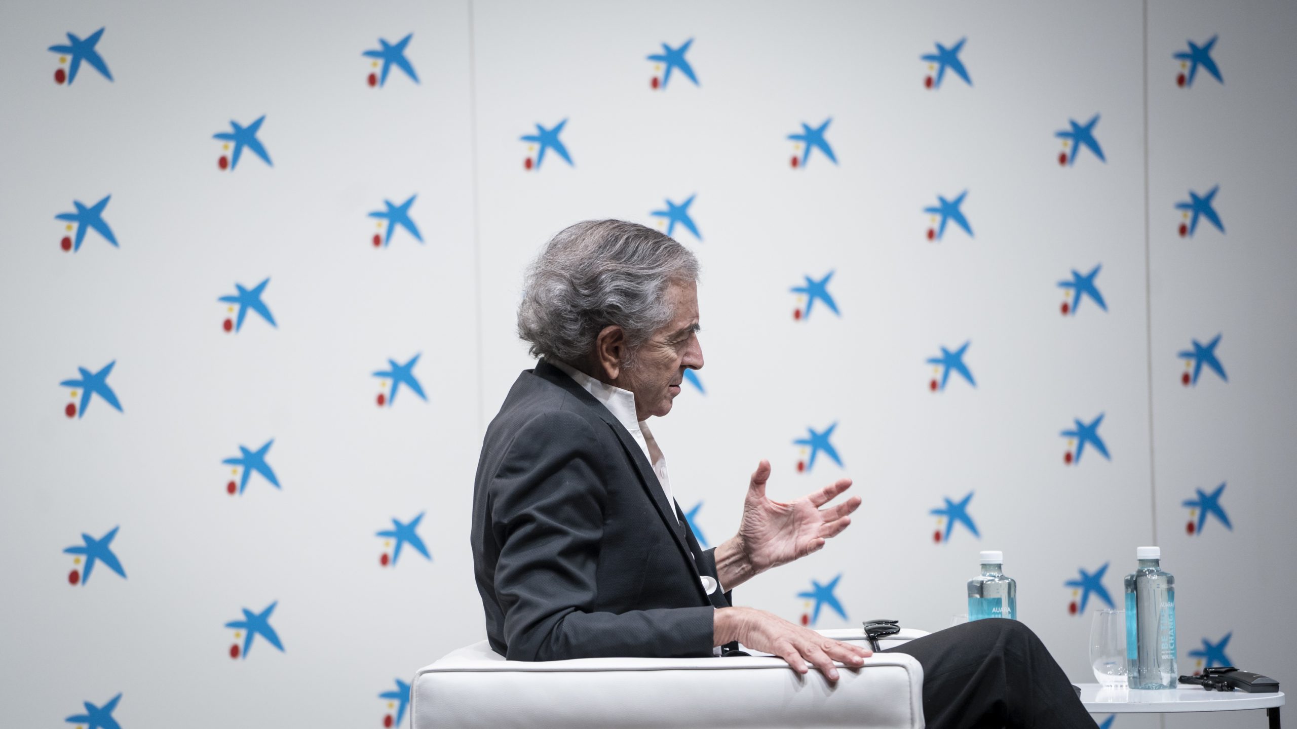 Bernard-Henri Lévy répond aux questions de Pedro J. Ramírez. Le philosophe est assis dans un fauteuil.