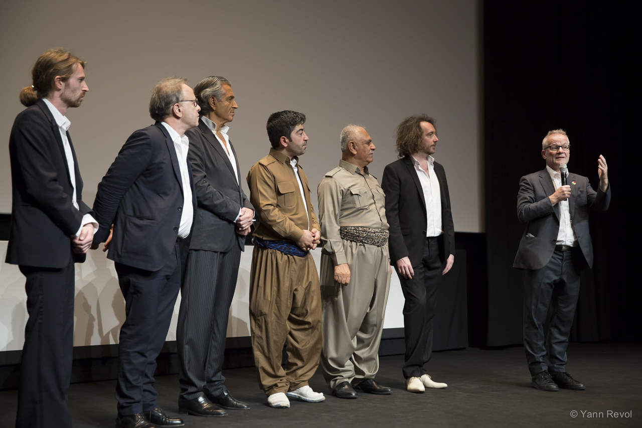 Thierry Frémeaux prend la parole lors de la présentation à Cannes de « Peshmerga », sous le regard de Bernard-Henri Lévy et son équipe.
