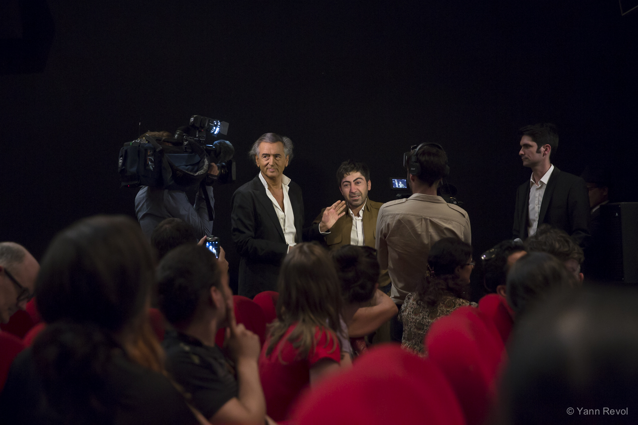 Bernard-Henri Lévy et Ala Hoshyar Tayyeb dans la salle de cinéma.
