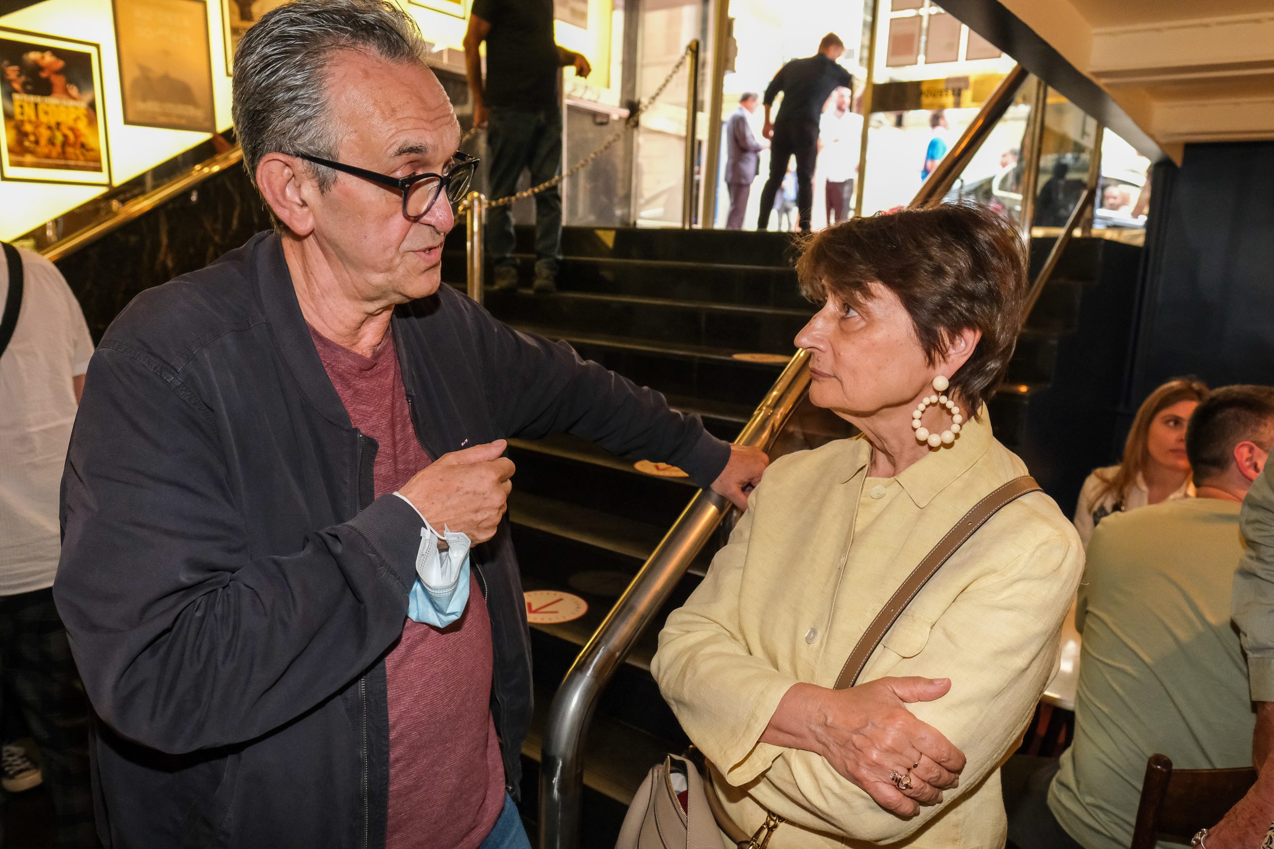 Catherine Millet parle avec un invité au cinéma Le Balzac