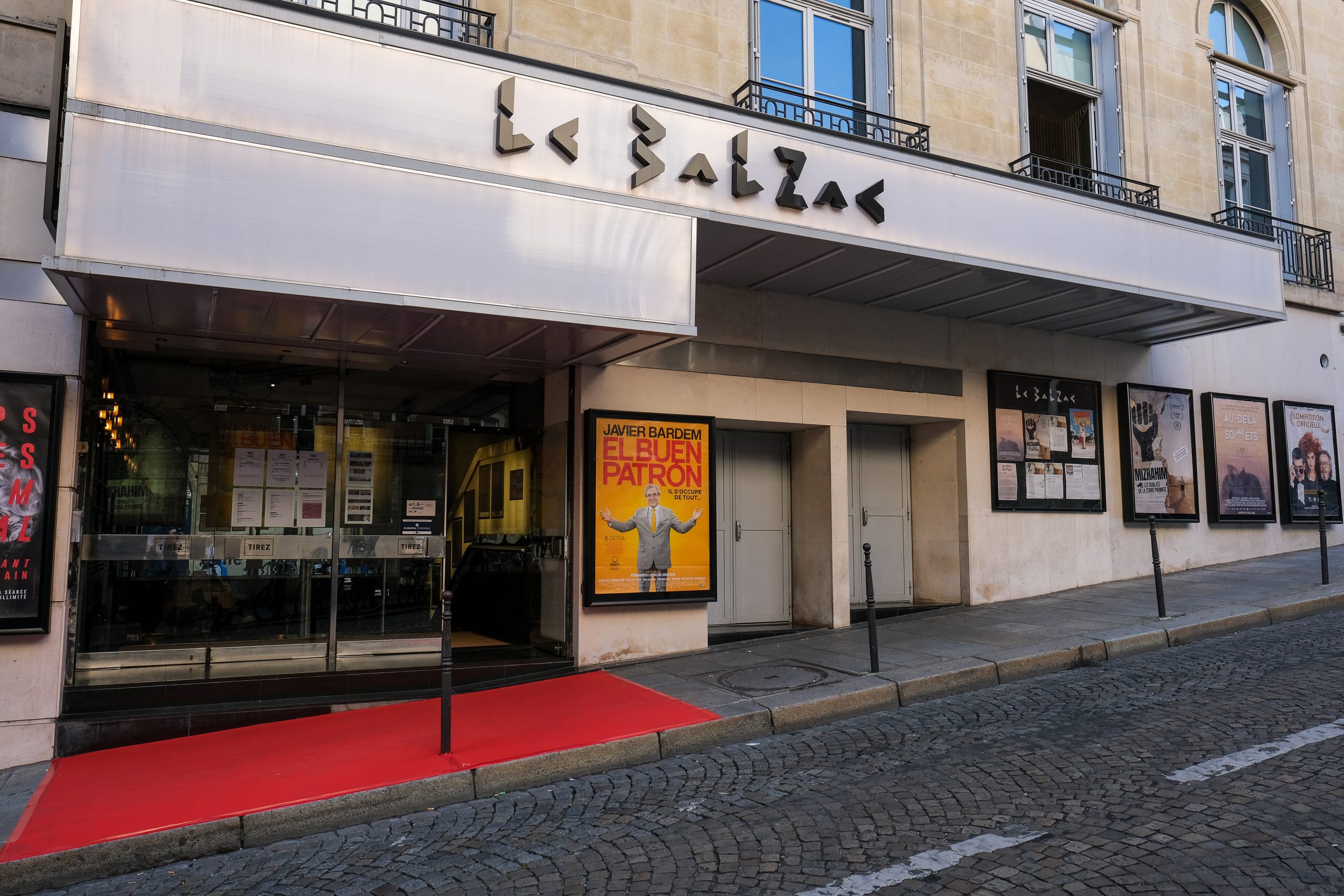 Devanture du cinéma Le Balzac à Paris