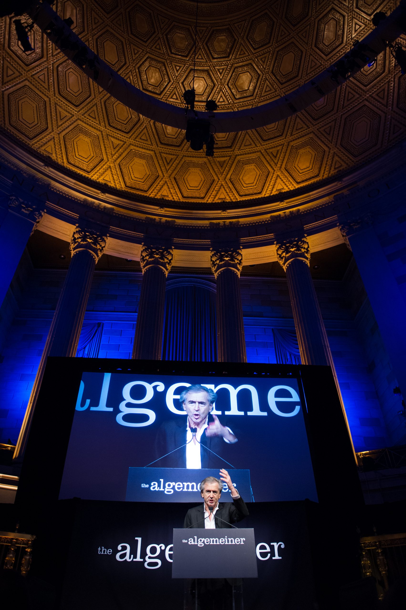Bernard-Henri Lévy prononce un discours au Gotham Hall a New York.