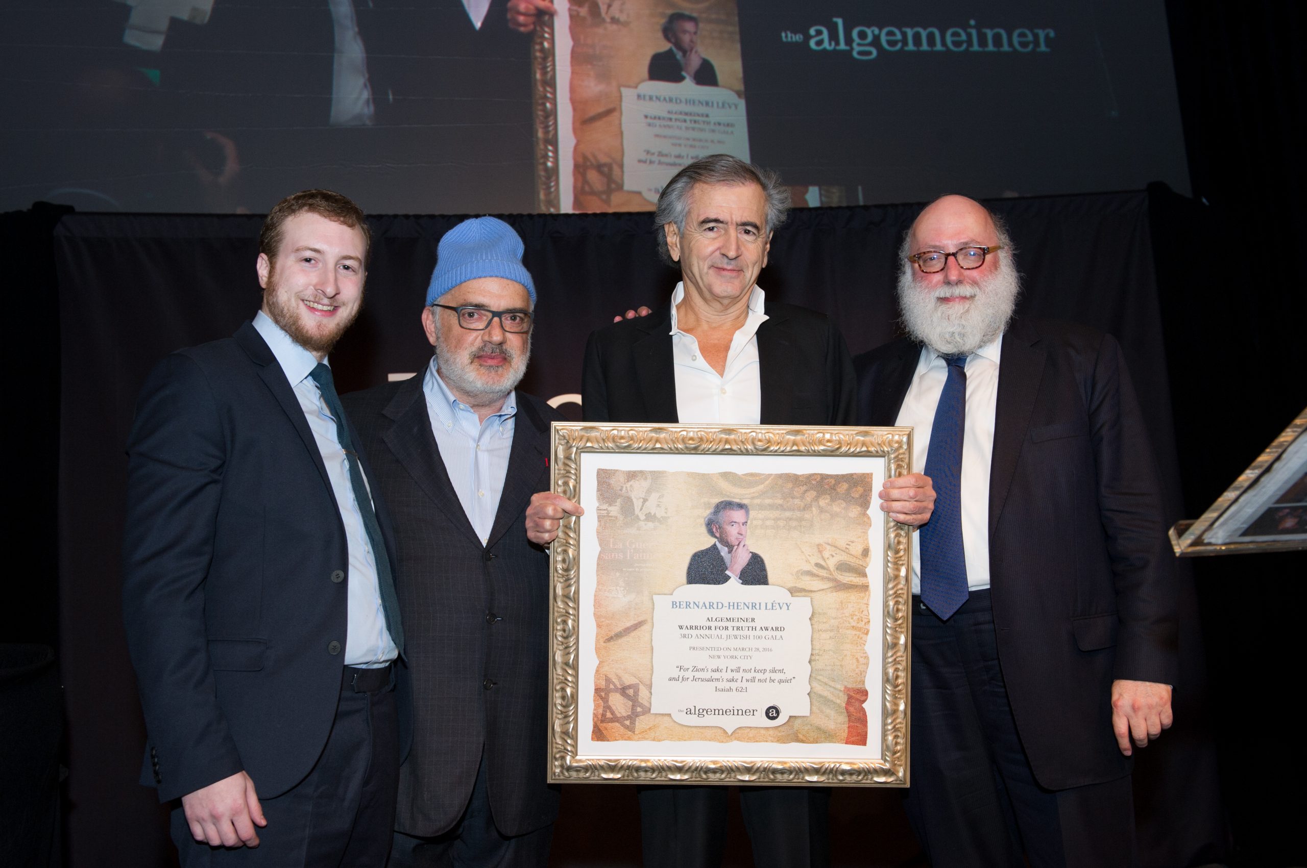 Dovid Efune, Ron Agam, Bernard-Henri Lévy et Simon Jacobson. Bernard-Henri Lévy porte son prix encadré.