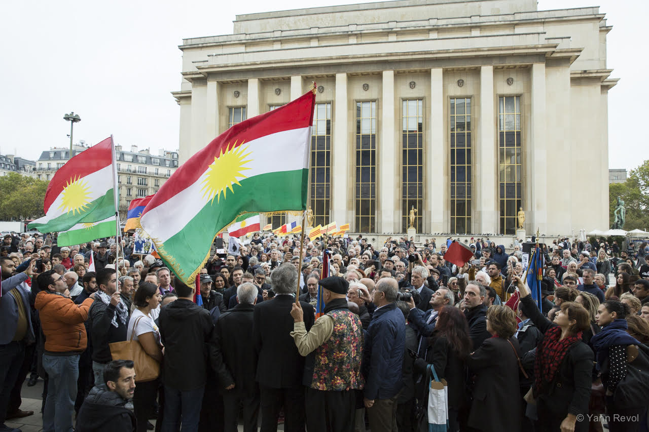 La foule rassemblée à Paris, au Trocadéro, pour marquer son soutien aux Kurdes.