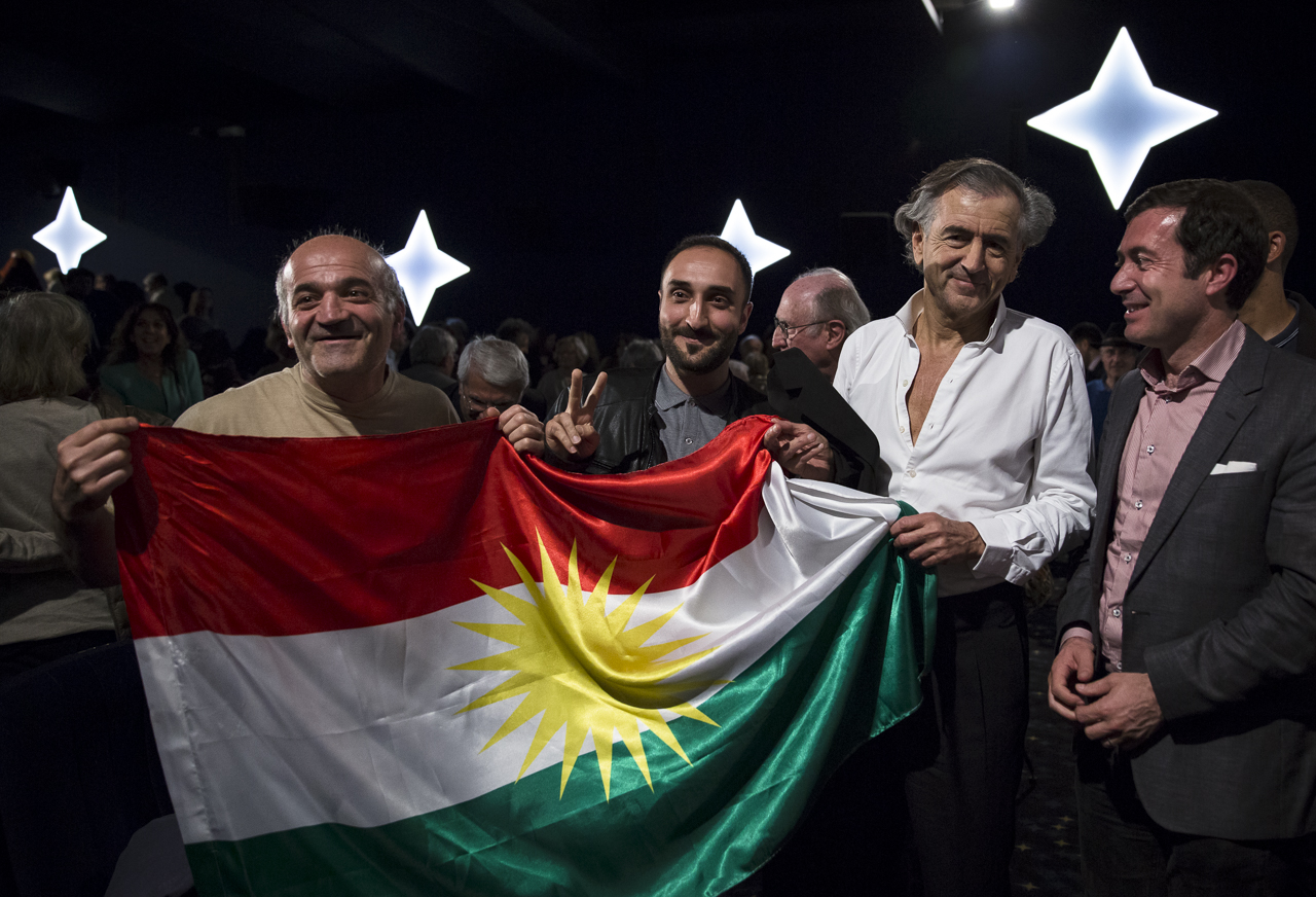 Bernard-Henri Lévy porte un drapeau kurde dans la salle du cinéma Etoile Saint-Germain