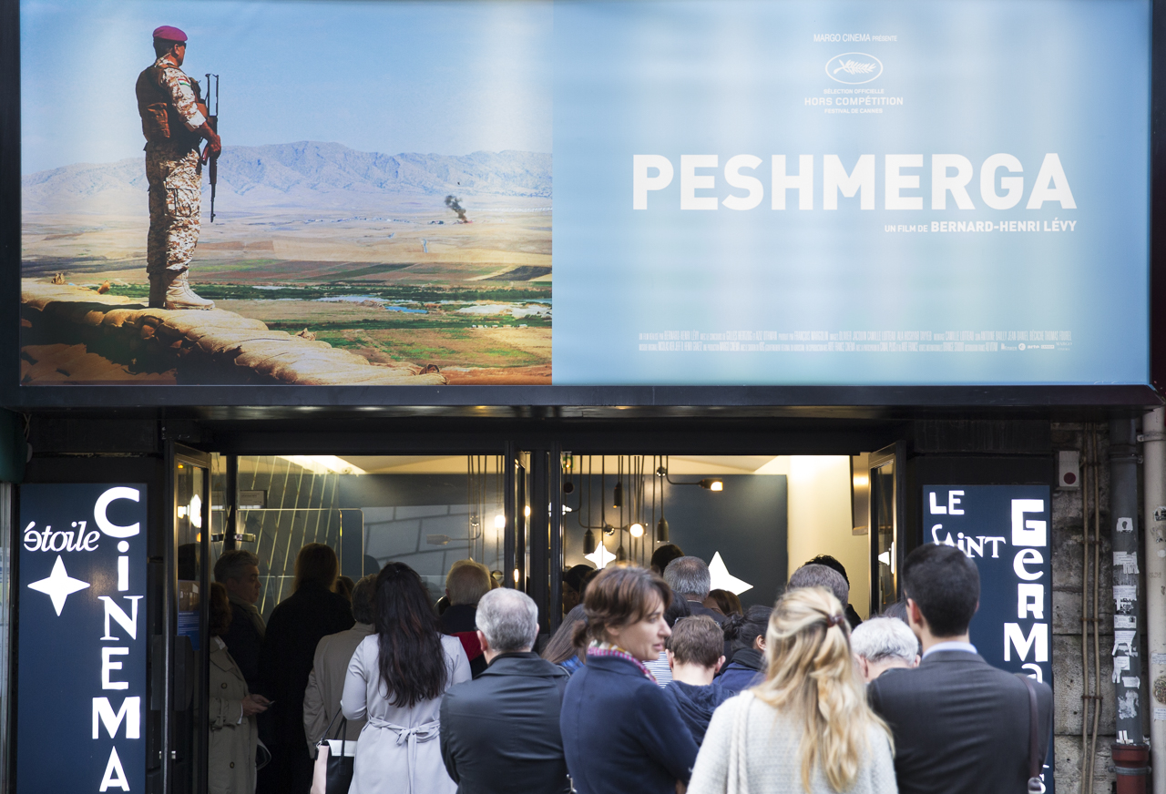 L'affiche du film Peshmerga sur la devanture du cinéma Etoile Saint-Germain.