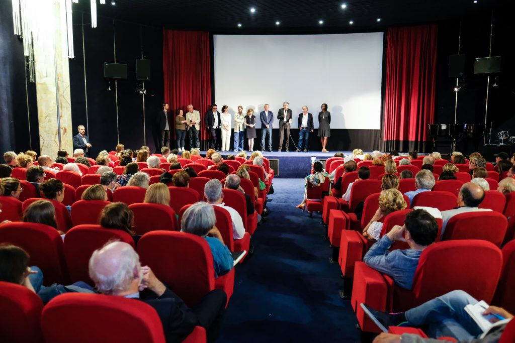 Présentation du film « Pourquoi l'Ukraine » par Bernard-Henri Lévy et toute son équipe, sur la scène du Cinéma Le Balzac