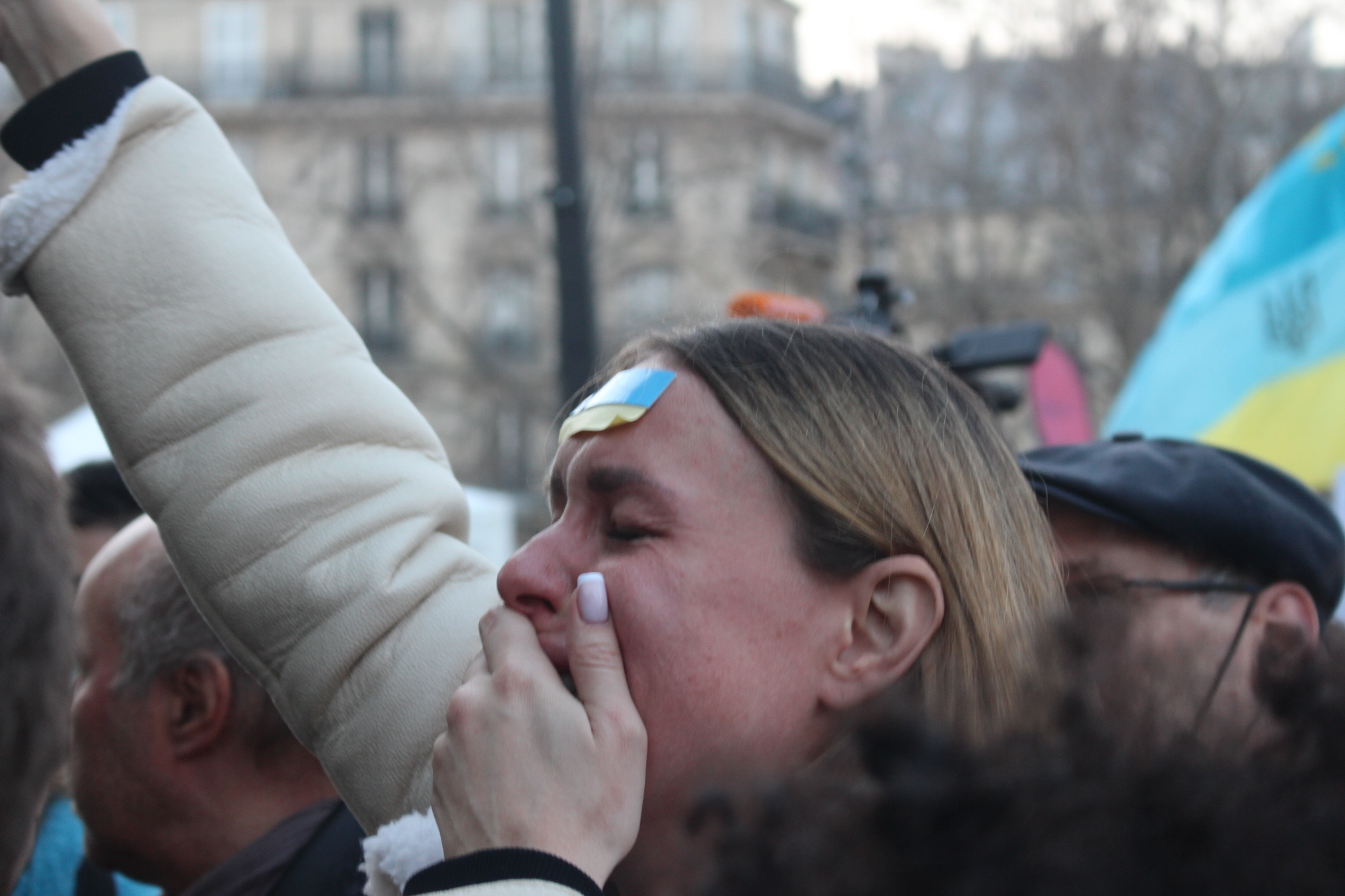 Manifestante en larmes pour l'Ukraine.