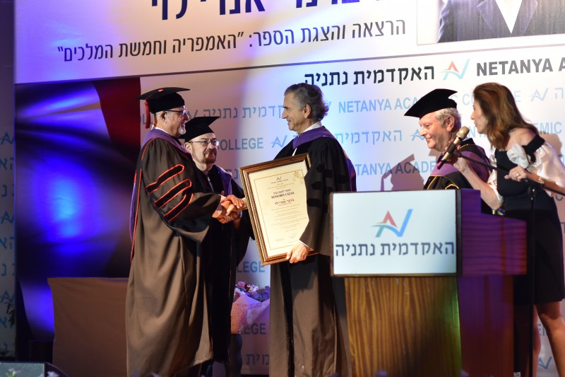 Bernard-Henri Lévy reçoit le diplôme honoris causa de Natanya des mains de Jacob Hart avec Claude Brightman