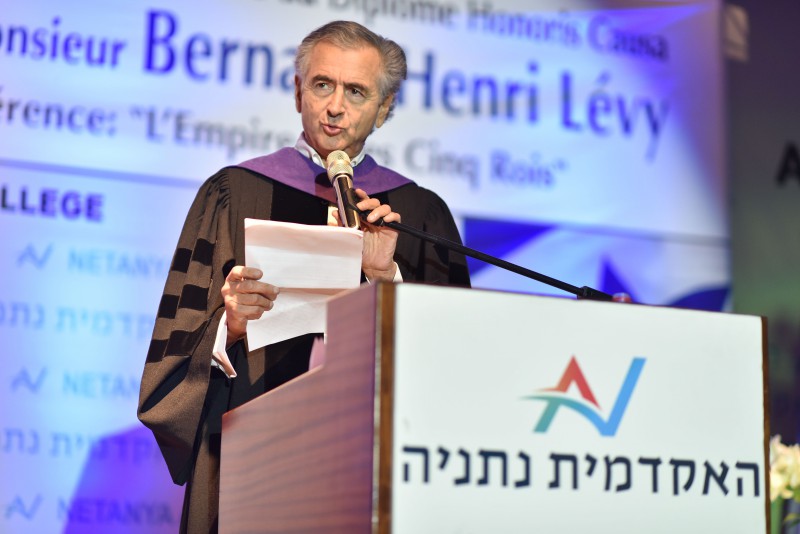 Bernard-Henri Lévy prononce un discours en habit de docteur honoris causa.