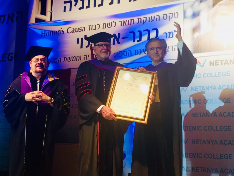 Bernard-Henri Lévy porte son doctorat honoris causa avec Jacob Hart en habits de docteurs.