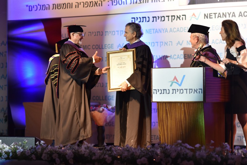 BHL reçoit un Doctorat Honoris Causa du Collège Académique de Netany en Israël, en 2018.