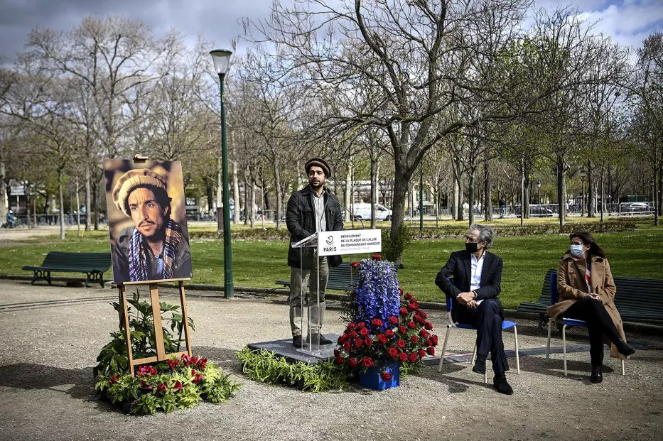 Ahmad Massoud, prononce un discours sous le regard de Bernard-Henri Lévy et Anne Hidalgo.