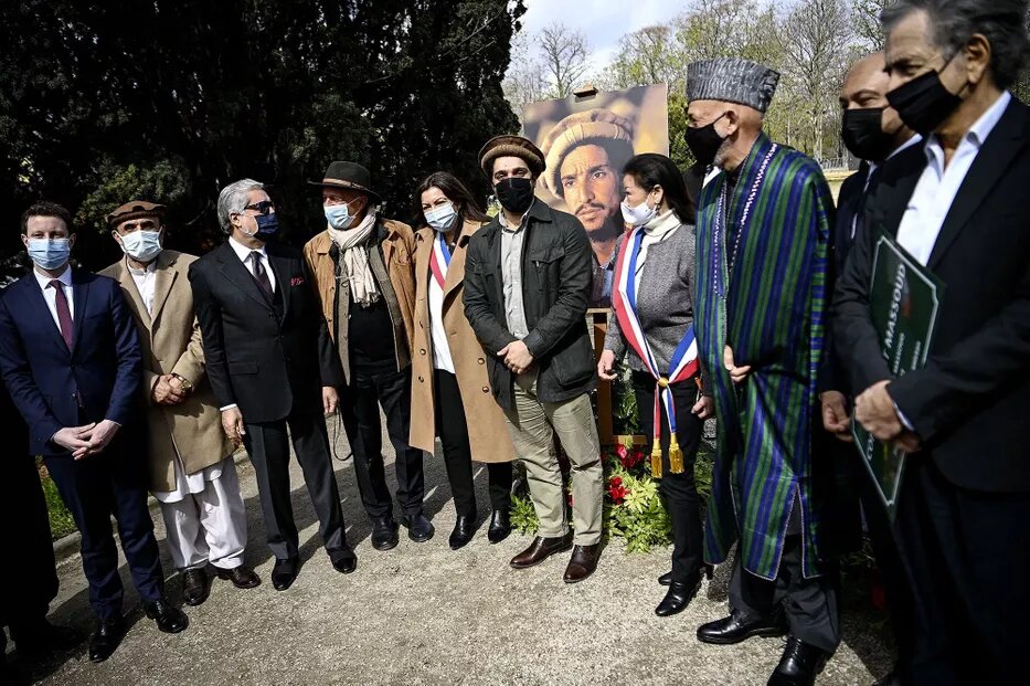 Abdullah Abdullah, Reza Deghati, Anne Hidalgo, Ahmad Massoud, Hamid Karzaï, Arnaud NGatcha et Bernard-Henri Lévy posent devant le portrait du commandant Massoud