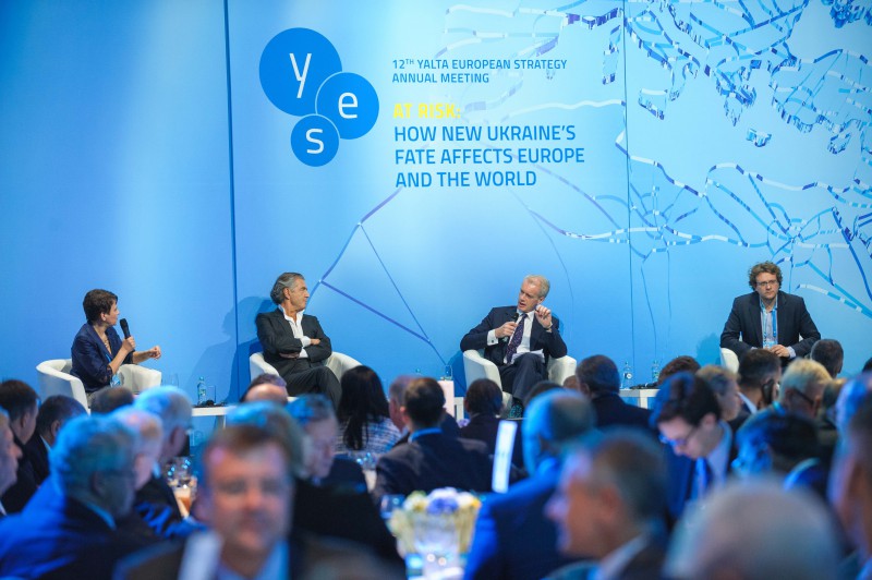 Bernard-Henri Lévy lors de la conférence Yalta European Strategy à Kiev, avec Oksana Zaboujko, Peter Pomeranzev, et Timothy Snyder.