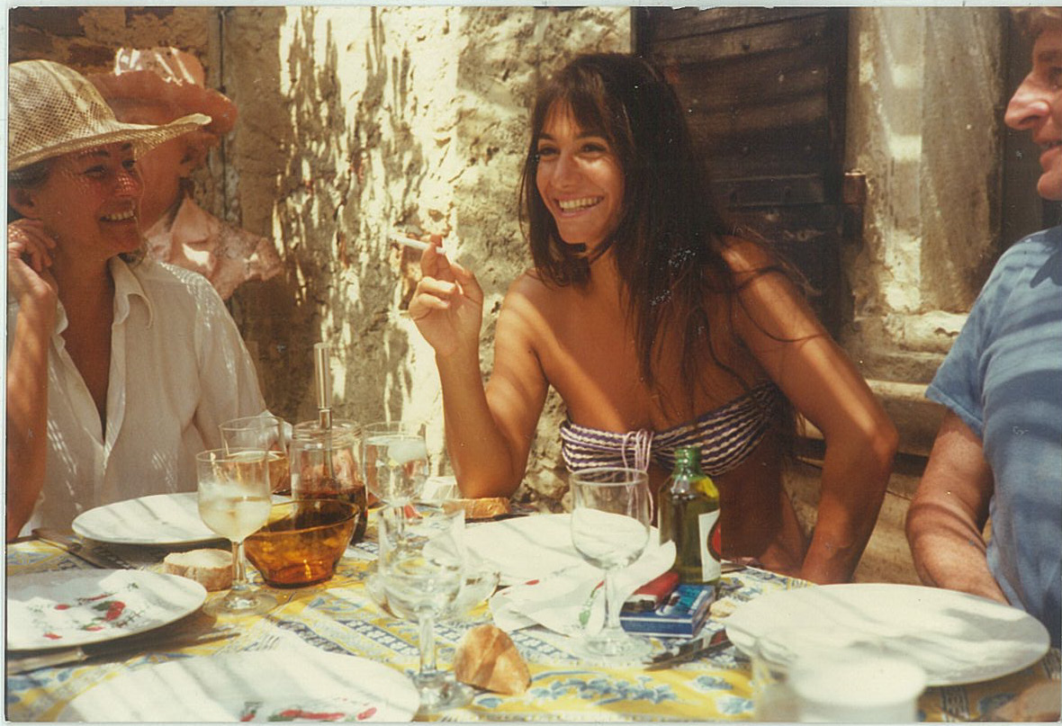 Paul Guilbert et Raphaële Billetdoux autour d'une table lors d'un déjeuner l'été.