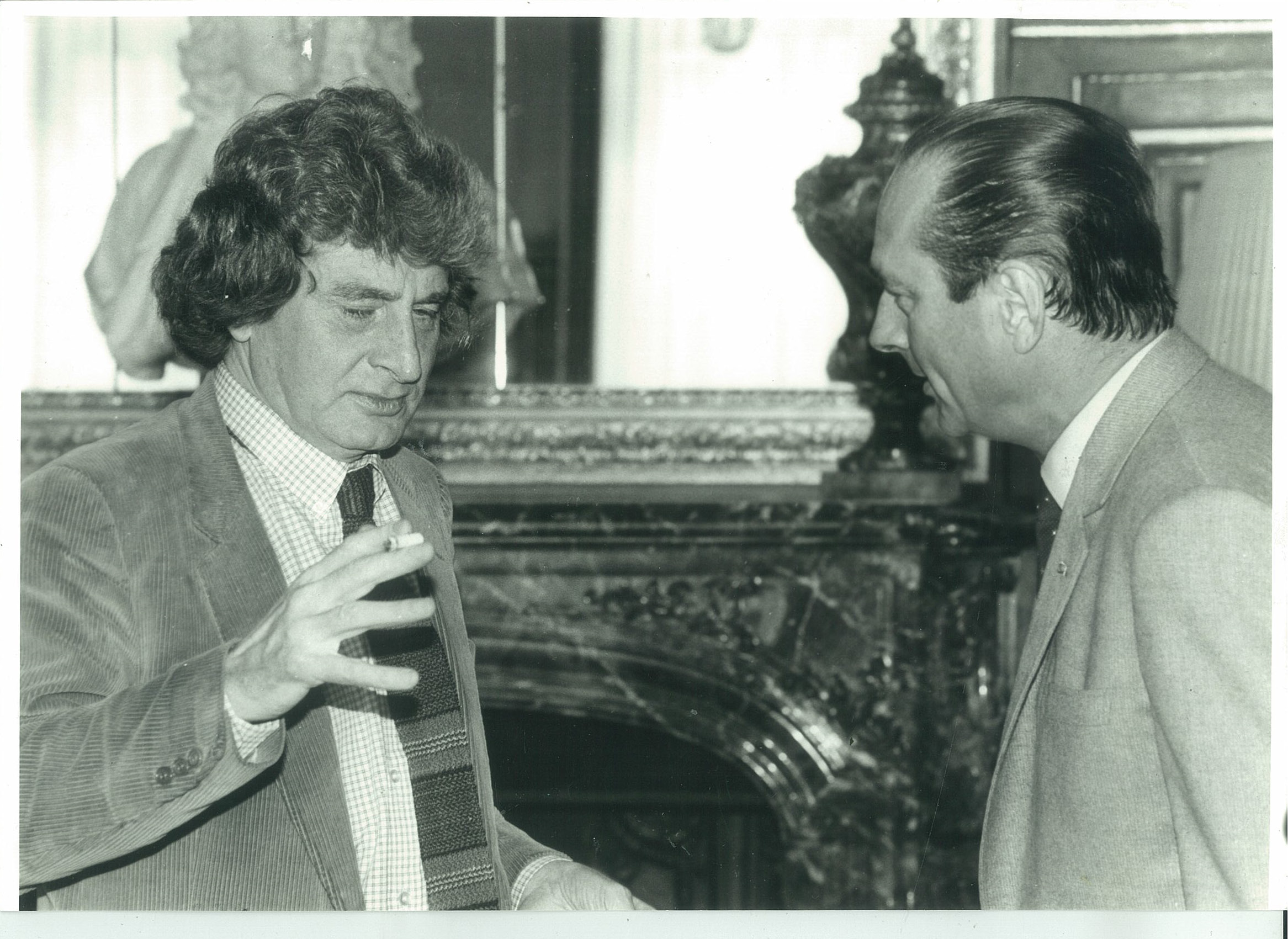 Jacques Chirac et Paul Guilbert à l'Hôtel de Ville de Paris. Photo en noir et blanc.