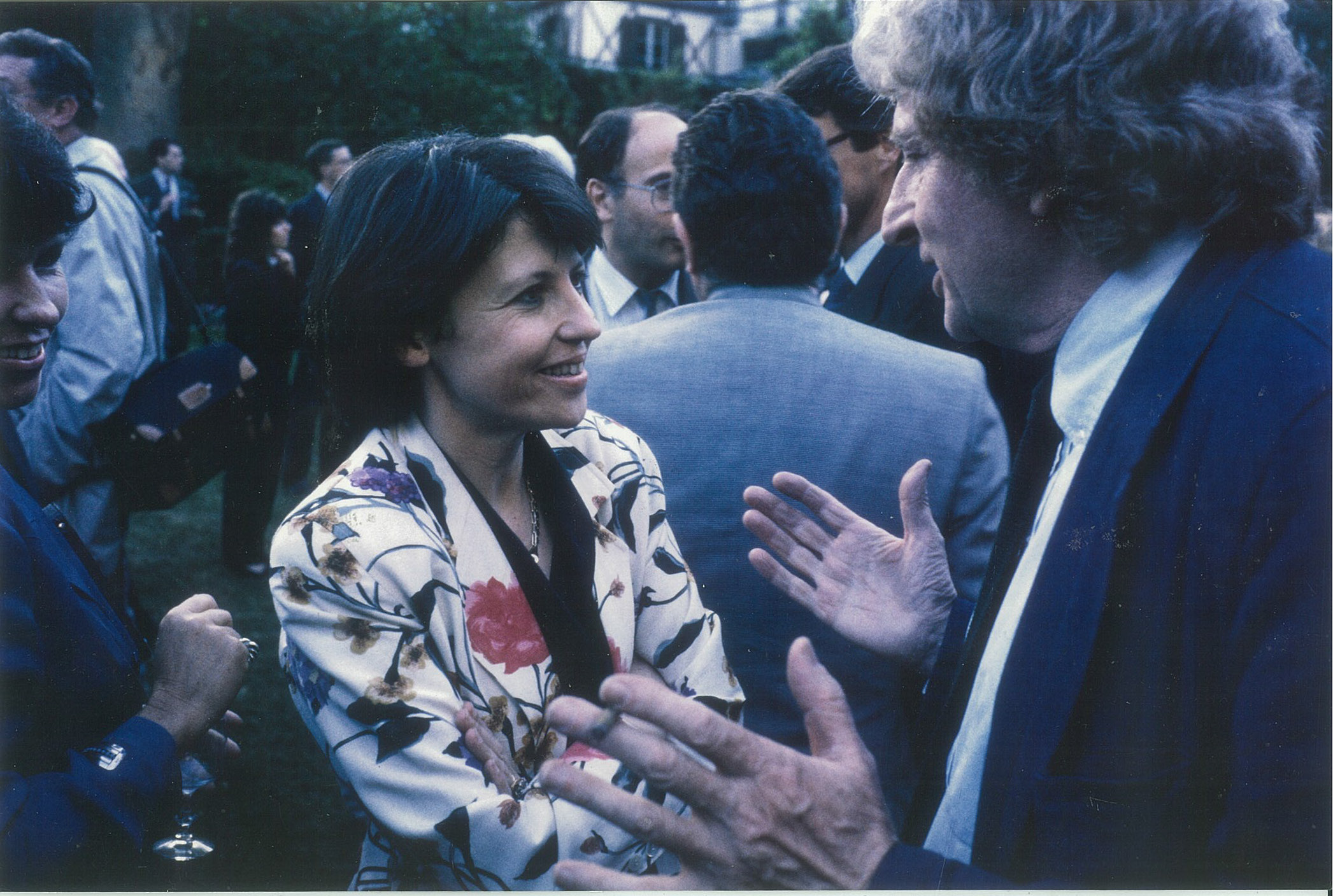 Martine Aubry et Paul Guilbert à Matignon, dans les jardins du palais lors d'une réception.