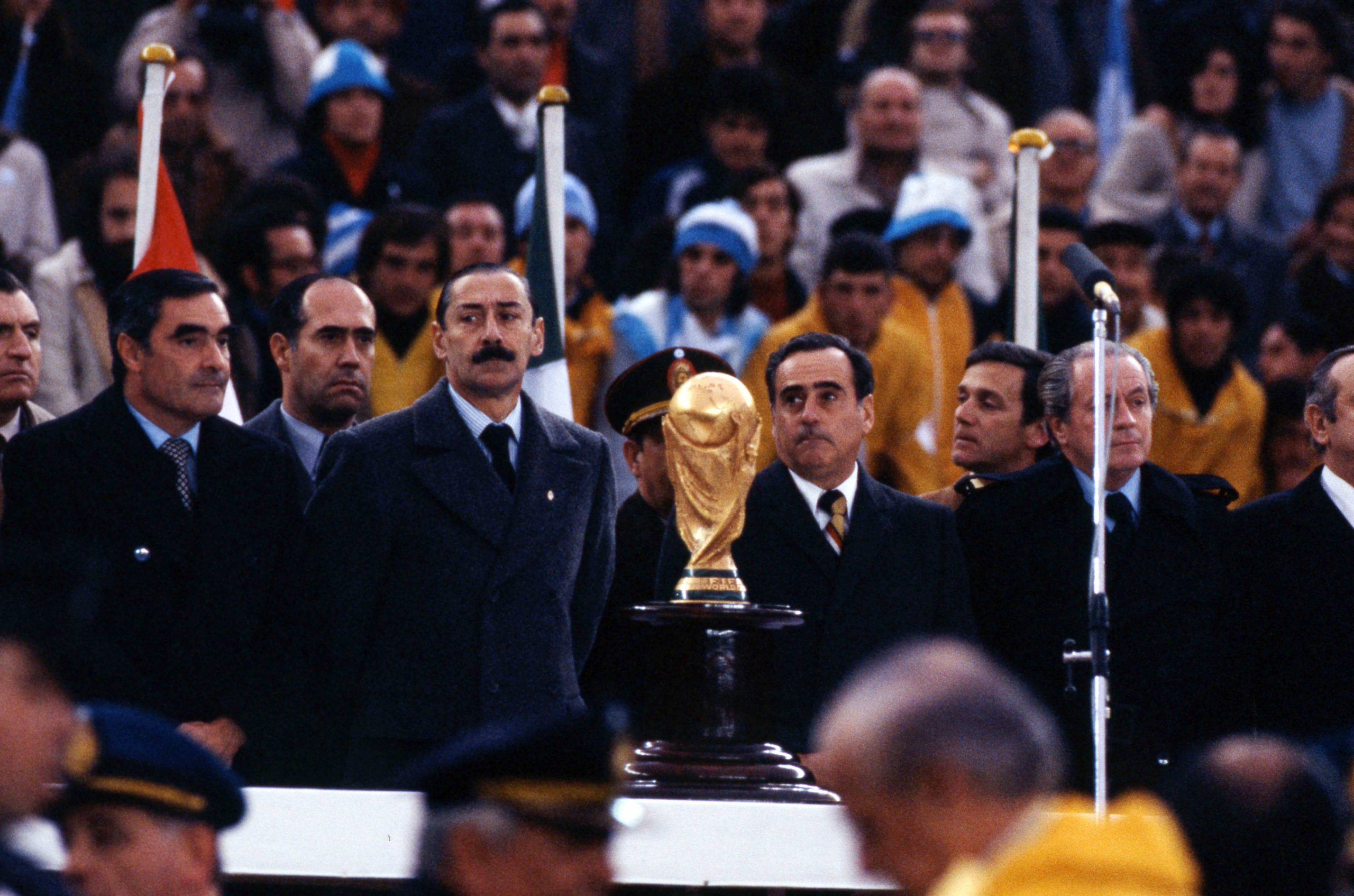 Jorge Videla, dictateur argentin, avec le trophée de la Coupe du Monde, le 25 juin 1978