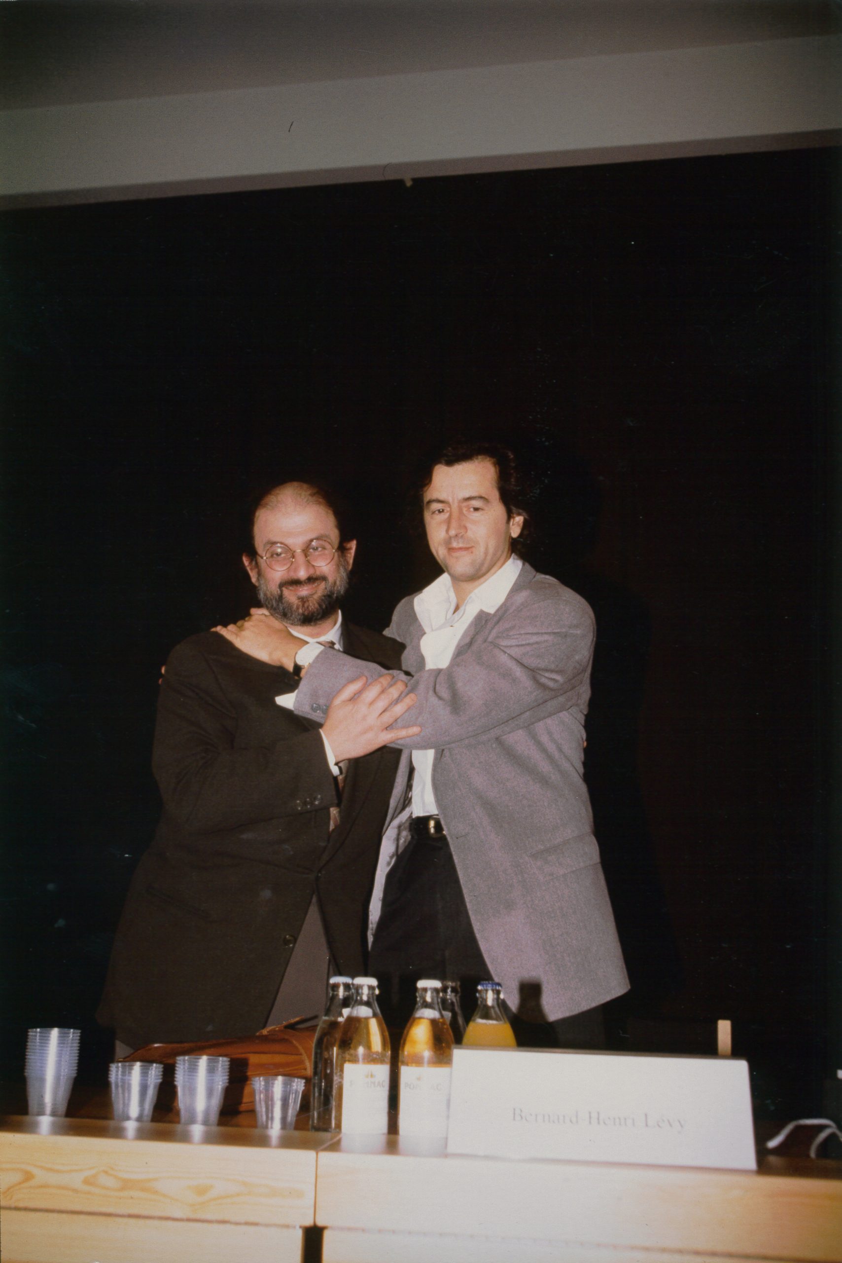 Bernard-Henri Lévy and Salman Rushdie at the end of the conference given in Helsinki in 1992.