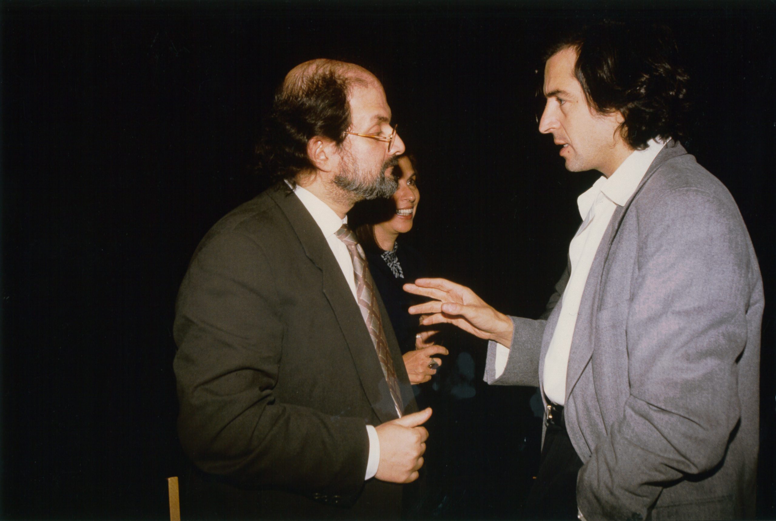 Bernard-Henri Lévy et Salman Rushdie discutent.