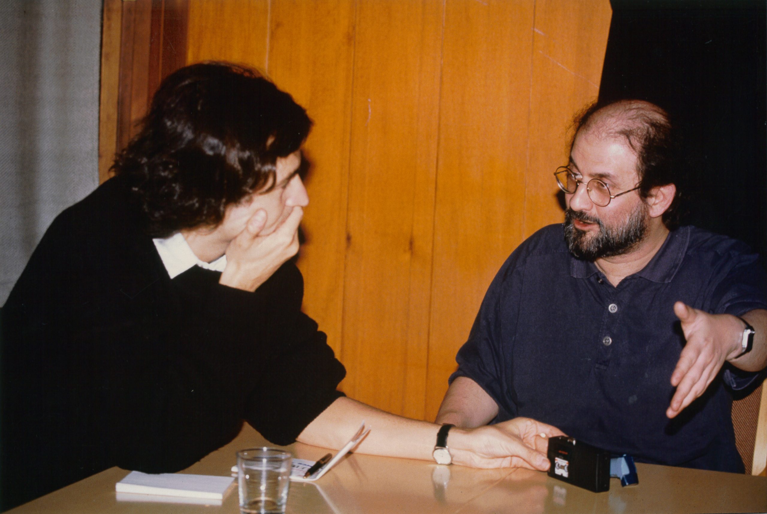 Bernard-Henri Lévy discute avec Salman Rushdie