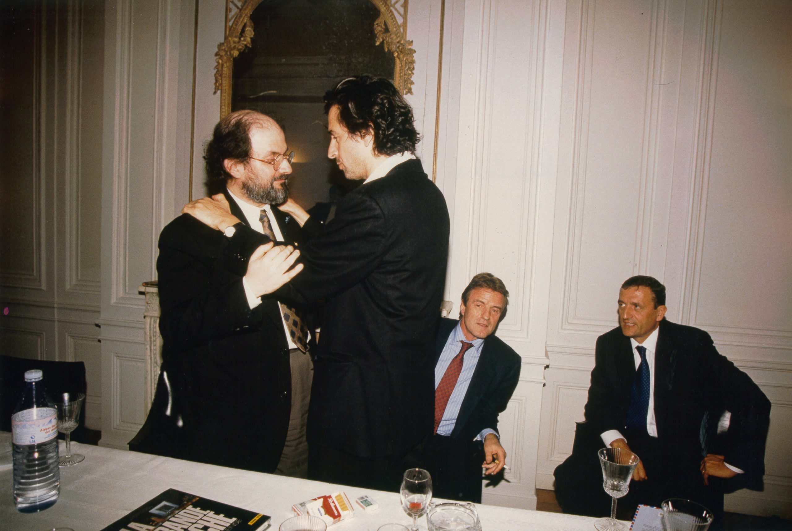 Bernard-Henri Lévy et Salman Rushdie se donnent une accolade.