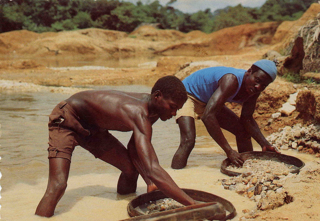 Chercheurs de diamants en Angola, ils tamisent le sable des rivières.