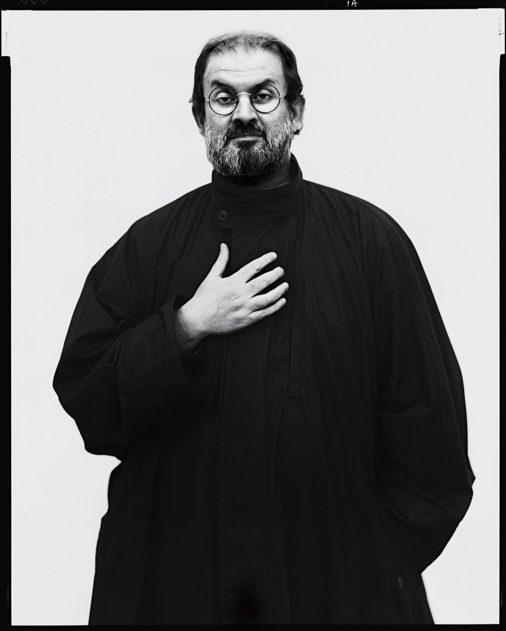 Portrait de Salman Rushdie en noir et blanc par Richard Avedon.
