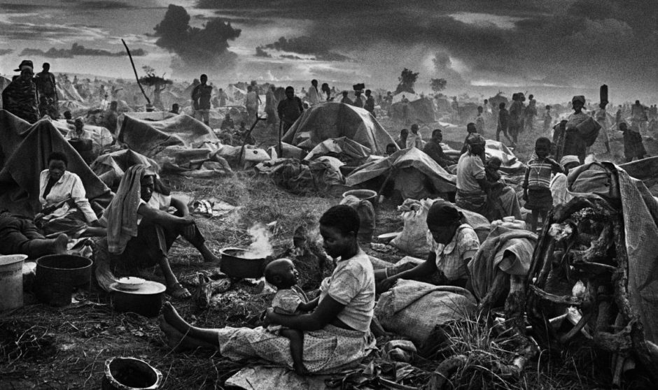 Camp en Éthiopie, des femmes et des enfants, au milieu des tentes, souffrent de la famine. Photo en noir et blanc.