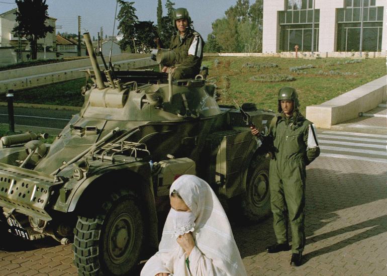 Militaires lors de la guerre civile en Algérie, qui posent près d'un char.
