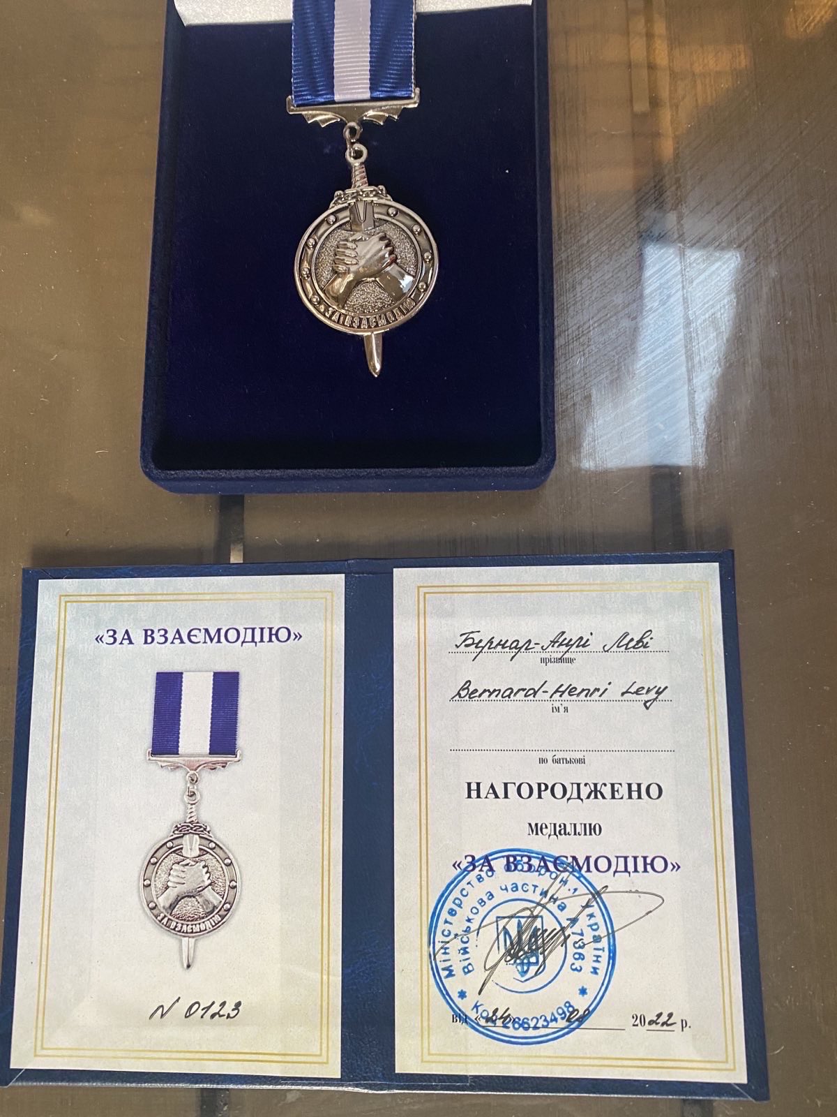 Médaille décernée à Bernard-Henri Lévy par le ministère de la Défense de Kiev, à la demande du régiment A7363.