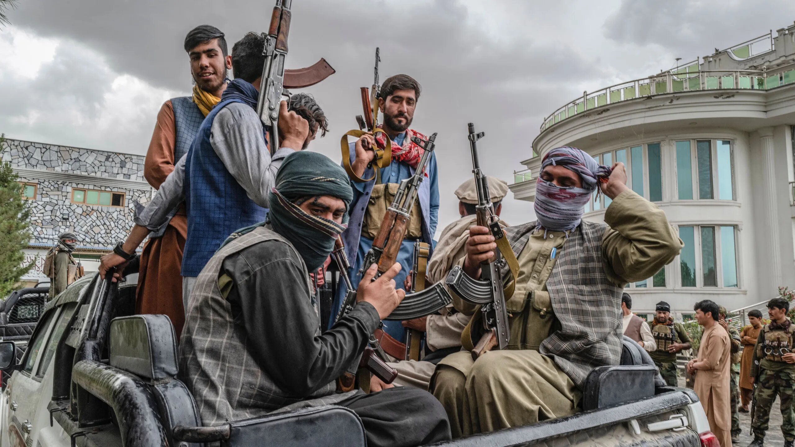 Talibans à Kaboul en Afghanistan, armés à l'arrière d'un pick-up.