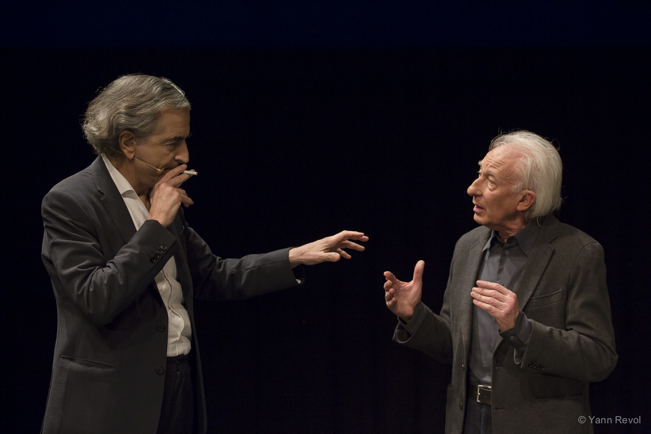 Bernard-Henri Lévy et Albert Boadella sur une scène de théâtre