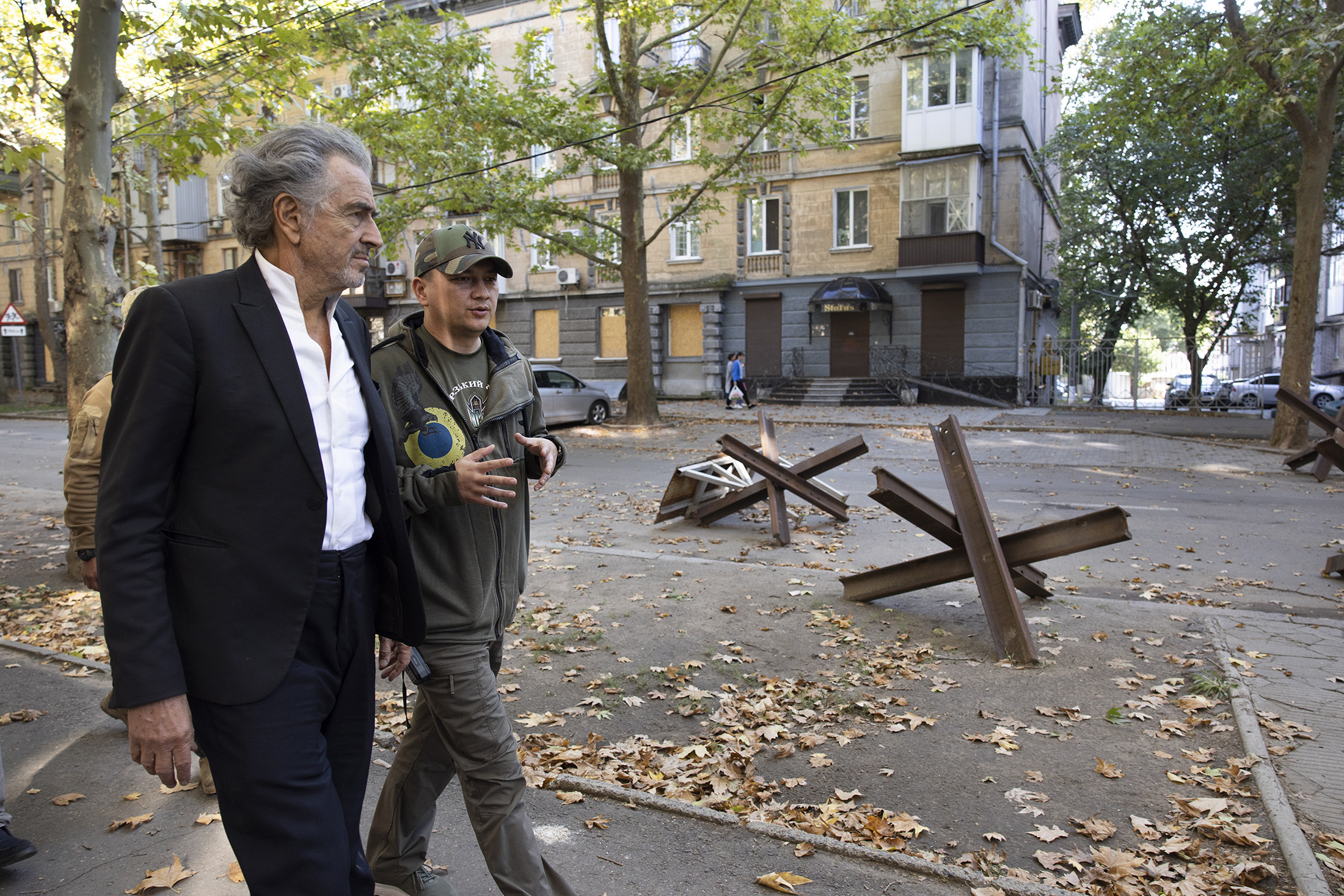 Bernard-Henri Lévy et Vitaly Kim marchent dans les rues de Mykolaïv.